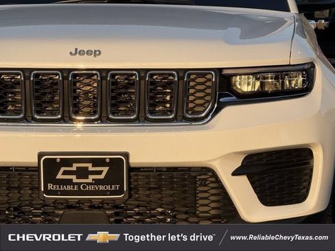 Used 2025 Jeep Grand Cherokee Laredo X RWD image 4