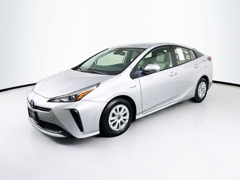 Used 2022 Toyota Prius LE image 3
