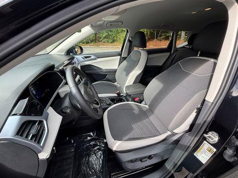 Used 2025 Volkswagen Taos SE image 36