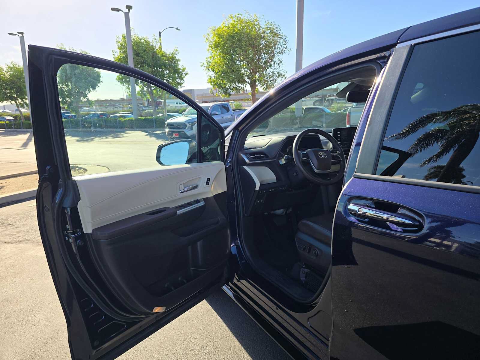 Used 2023 Toyota Sienna Platinum FWD image 23
