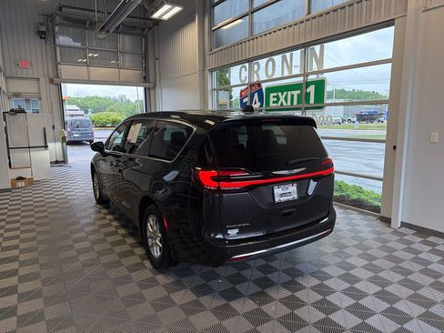 Used 2023 Chrysler Pacifica Touring-L FWD image 4