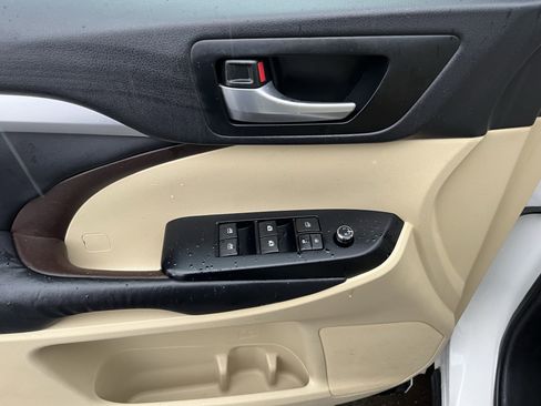 Used 2015 Toyota Highlander XLE image 19