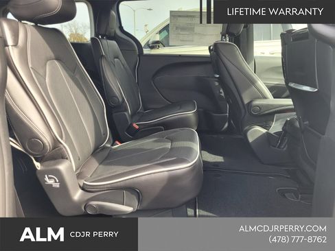 New 2026 Chrysler Pacifica Limited w/ Uconnect Theater Family Group FWD image 18