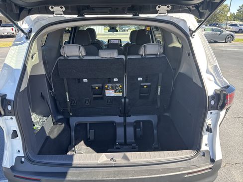Used 2024 Toyota Sienna LE image 35