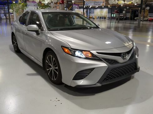 Used 2019 Toyota Camry SE FWD image 5