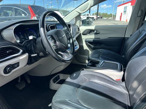 Used 2021 Chrysler Pacifica Touring-L FWD image 9