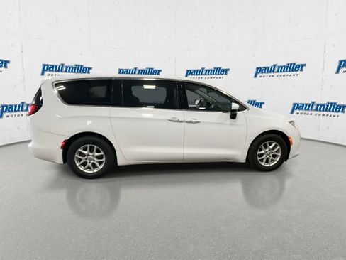 Used 2017 Chrysler Pacifica Touring FWD image 13