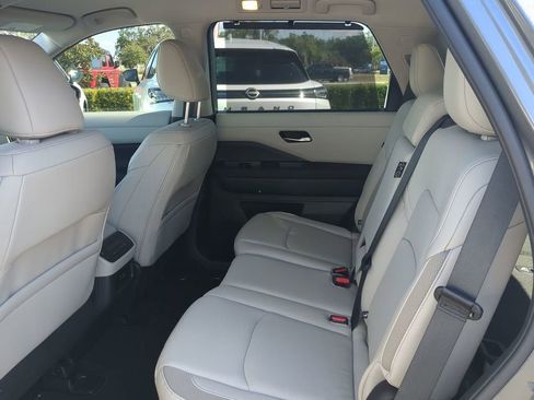 New 2025 Nissan Pathfinder SL image 14
