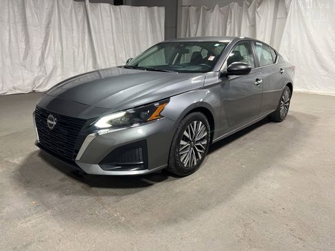 Used 2024 Nissan Altima 2.5 SV FWD image 3