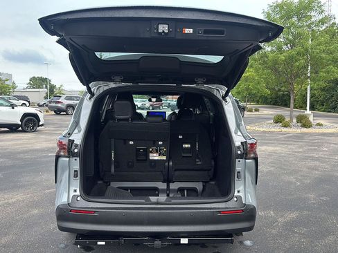 Used 2026 Toyota Sienna XLE Woodland Edition AWD/4WD image 18