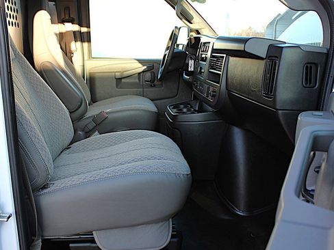 Used 2025 Chevrolet Express 2500 Extended w/ Communications Package image 24