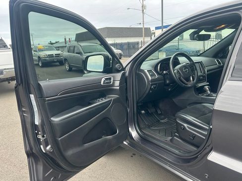 Used 2018 Jeep Grand Cherokee Altitude AWD/4WD image 12