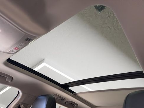 Used 2020 Volkswagen Tiguan SE w/ Panoramic Sunroof Package image 21