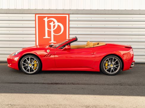 Used 2010 Ferrari California RWD image 38