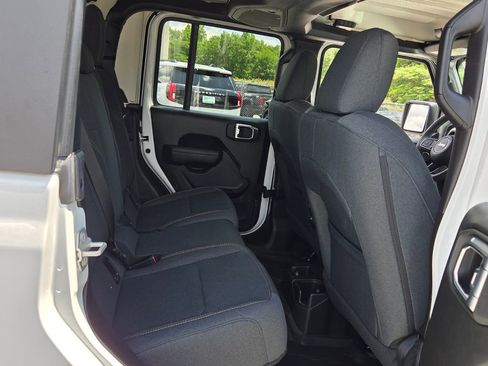 Used 2024 Jeep Gladiator Sport AWD/4WD image 12