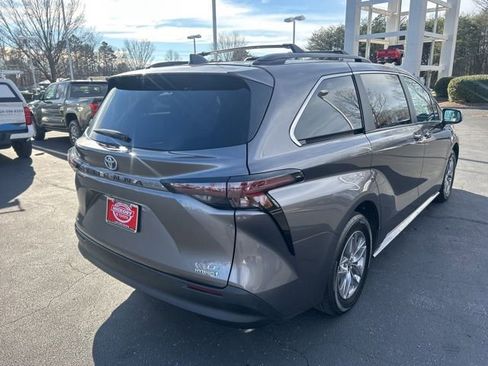 Used 2024 Toyota Sienna LE image 6