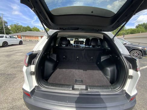 Used 2019 Jeep Cherokee Latitude Plus FWD image 19