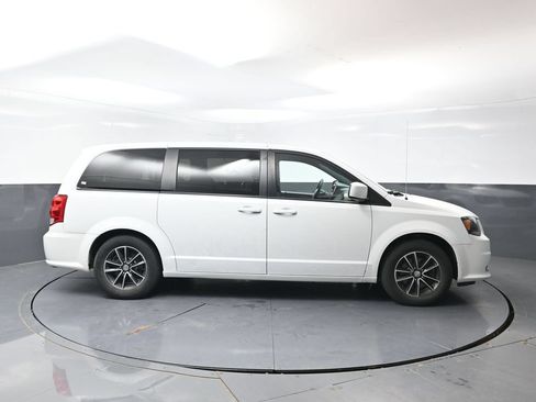 Used 2018 Dodge Grand Caravan SE FWD image 2