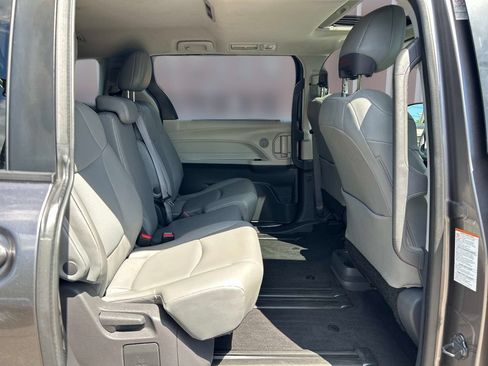 Used 2021 Toyota Sienna XLE w/ XLE Plus Package FWD image 21