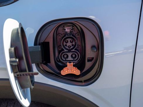 Used 2022 Chevrolet Bolt EUV LT w/ Convenience Package image 34