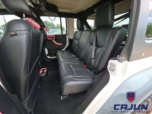 Used 2015 Jeep Wrangler Unlimited Rubicon w/ Connectivity Group AWD/4WD image 15