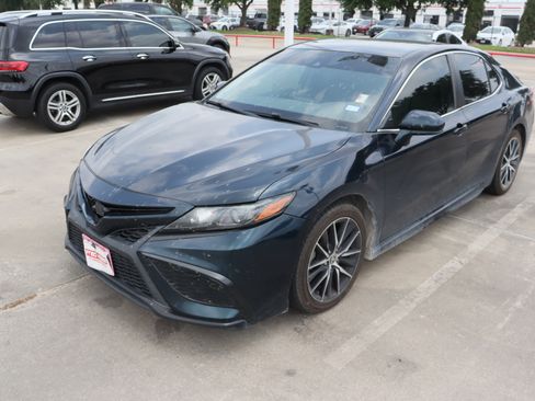Used 2021 Toyota Camry SE FWD image 5