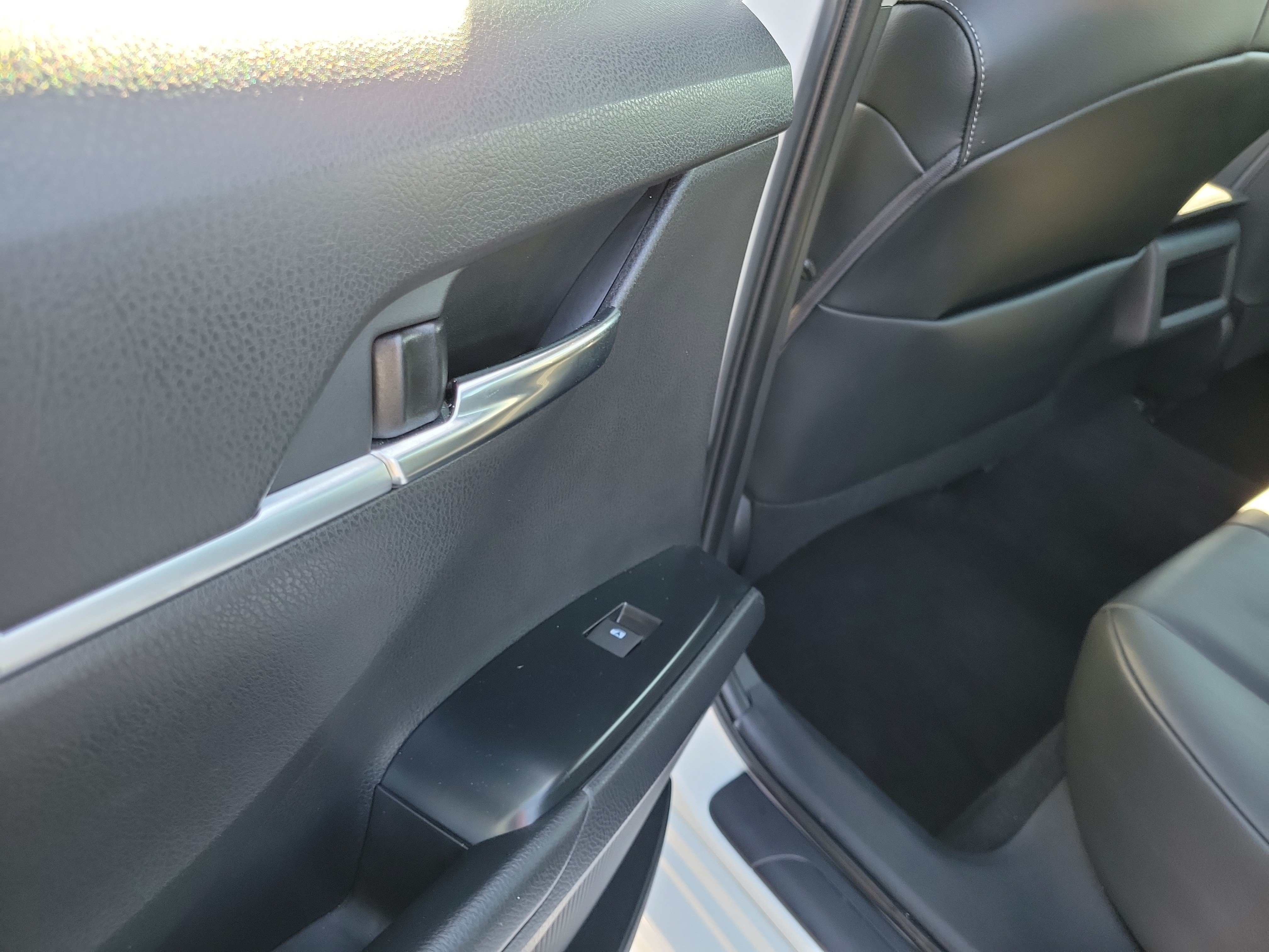 Used 2020 Toyota Camry SE w/ Convenience Package FWD image 13