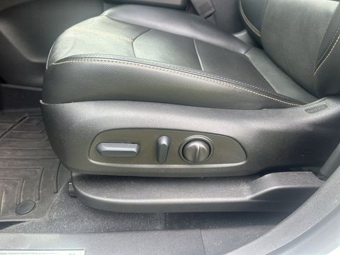 Used 2023 Chevrolet Equinox Premier FWD image 12