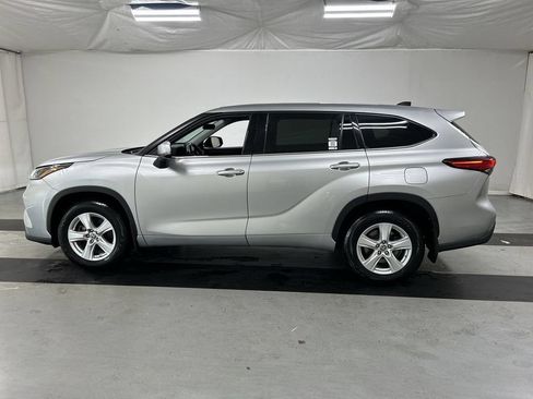 Used 2022 Toyota Highlander LE AWD/4WD image 6