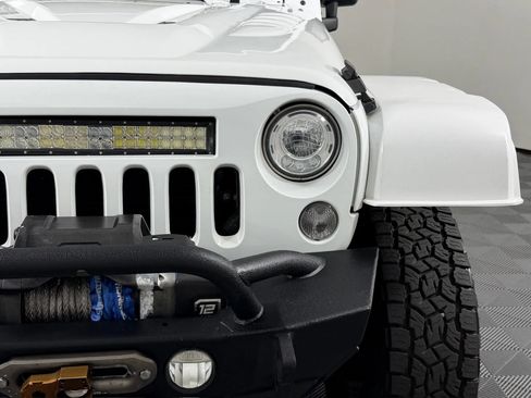 Used 2018 Jeep Wrangler Unlimited Rubicon w/ Connectivity Group AWD/4WD image 5
