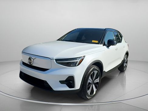 Used 2023 Volvo XC40 Recharge Plus image 11