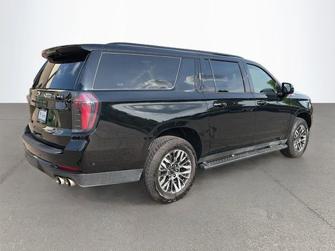 Used 2025 Chevrolet Suburban Z71 AWD/4WD image 4