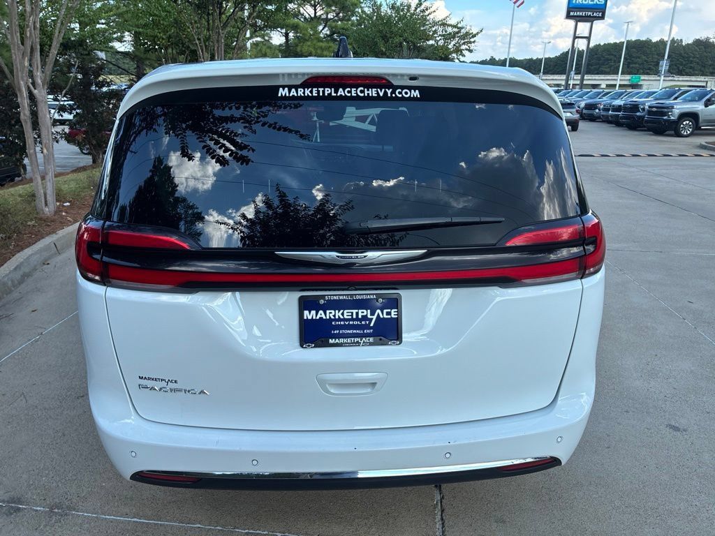 Used 2024 Chrysler Pacifica Touring-L FWD image 8