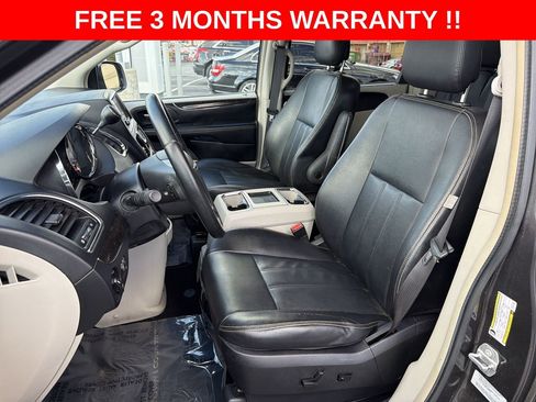 Used 2016 Chrysler Town & Country Touring image 14