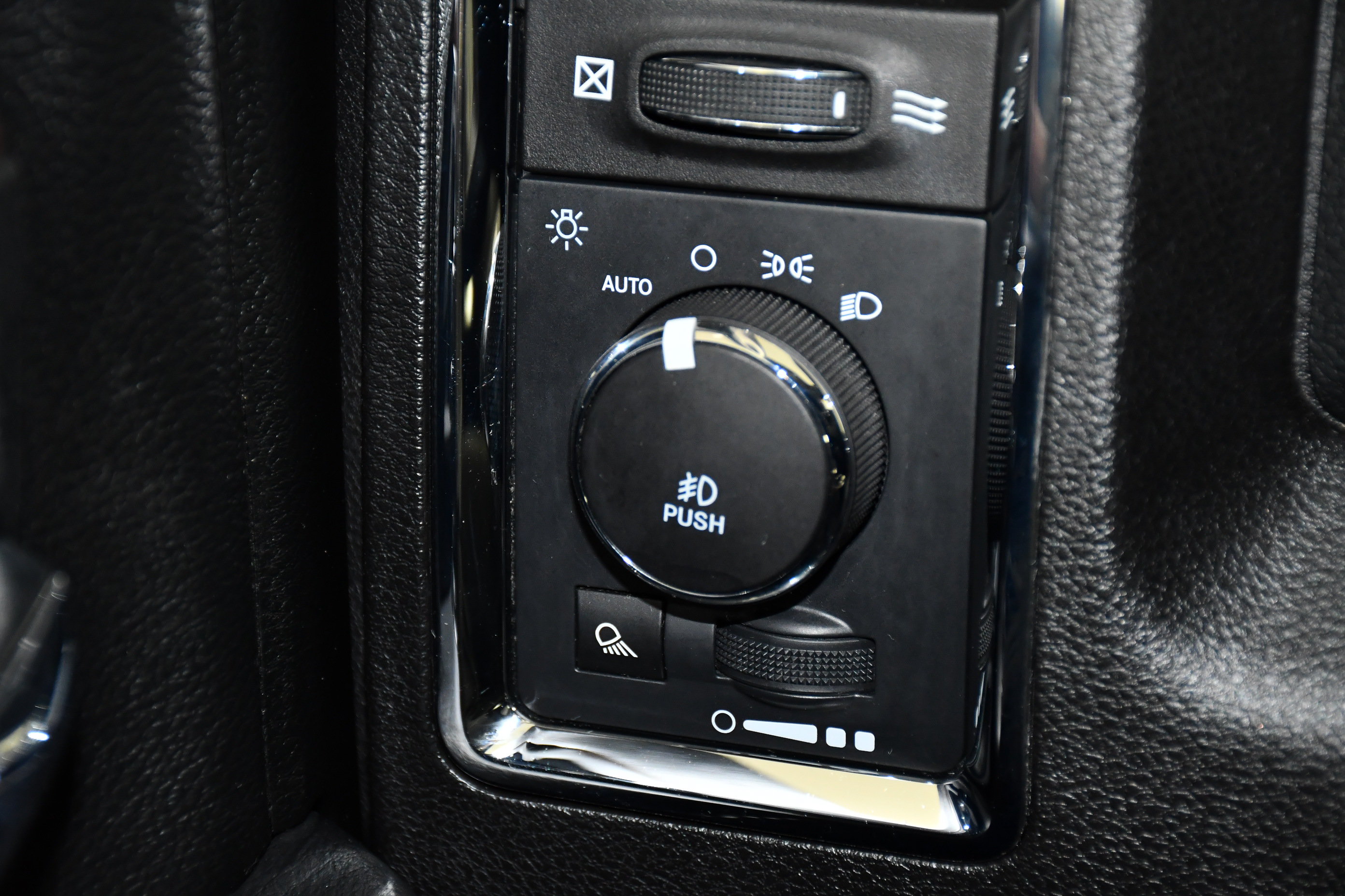 Used 2018 RAM 1500 Laramie AWD/4WD image 38
