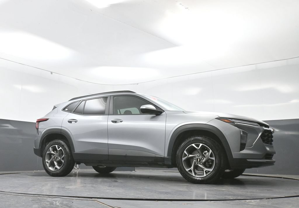 Used 2025 Chevrolet Trax LT FWD image 50