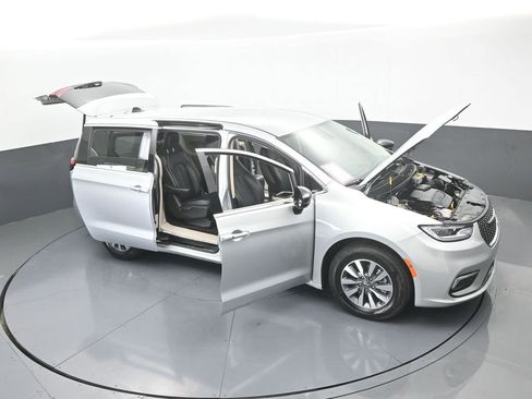 Used 2024 Chrysler Pacifica Select image 67