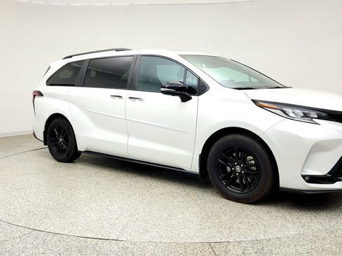 Used 2023 Toyota Sienna XSE AWD/4WD image 3