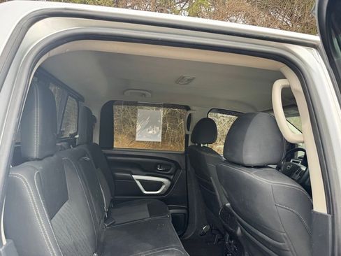 Used 2018 Nissan Titan SV w/ SV Convenience Package image 15