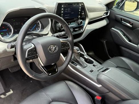 Used 2021 Toyota Highlander XLE FWD image 7