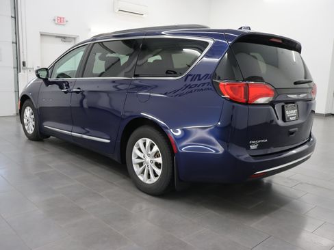 Used 2017 Chrysler Pacifica Touring-L FWD image 6