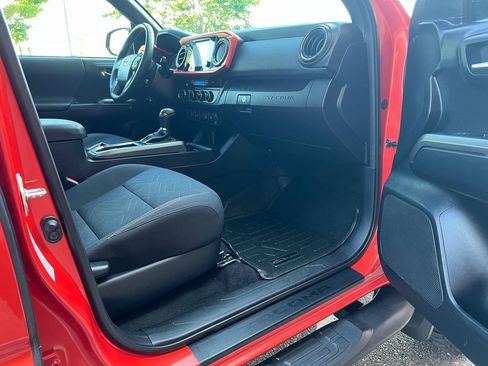 Used 2017 Toyota Tacoma TRD Sport w/ Premium & Technology Package AWD/4WD image 18