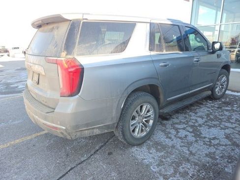 Used 2024 GMC Yukon SLT w/ SLT Luxury Package image 2