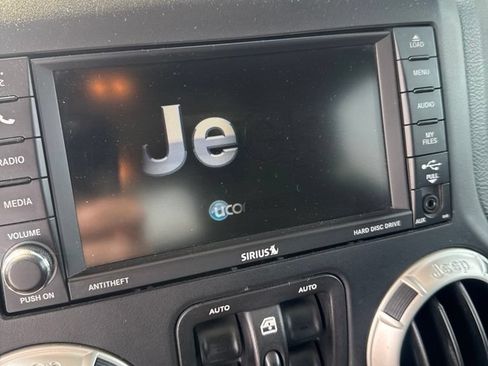 Used 2017 Jeep Wrangler Unlimited Sahara w/ Connectivity Group AWD/4WD image 15