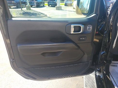 Used 2018 Jeep Wrangler Unlimited Sahara image 17