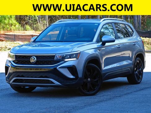 Used 2022 Volkswagen Taos SE image 1