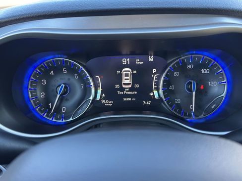 Used 2023 Chrysler Pacifica Touring-L w/ S Appearance Package image 19