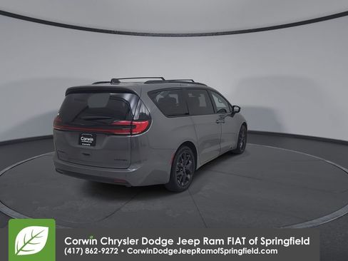 Used 2025 Chrysler Pacifica Limited FWD image 14