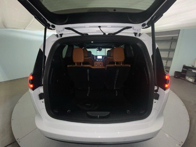 Used 2024 Chrysler Pacifica Pinnacle FWD image 25