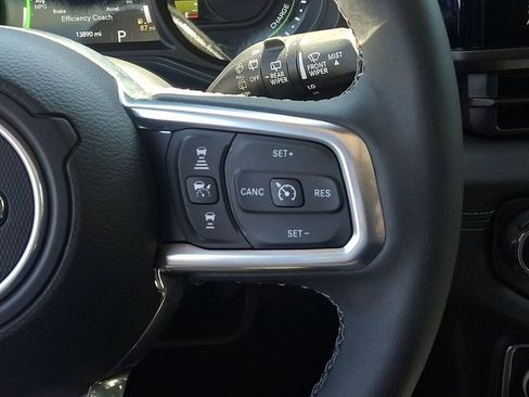 Used 2025 Jeep Wrangler Unlimited Sahara AWD/4WD image 24